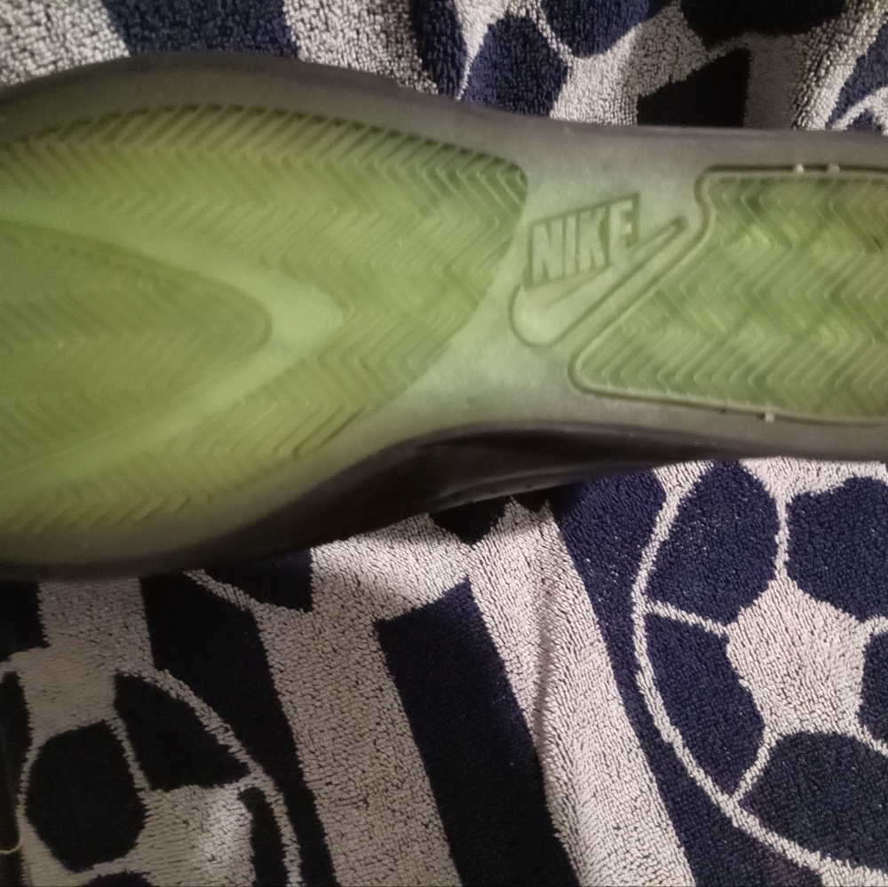 Nike Men's Black Sneakers with Green Soles